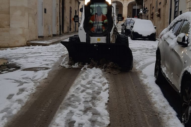 Neve a Ruvo di Puglia, mezzi spalaneve in azione