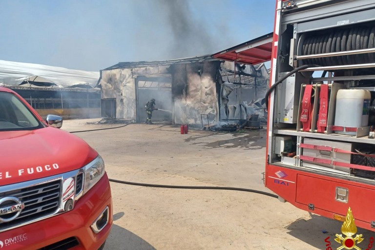Incendio in un capannone a Ruvo di Puglia: a fuoco anche un camion, Vigili del Fuoco al lavoro
