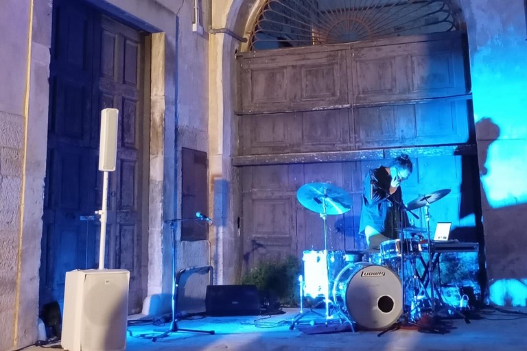 Il Museo Jatta si fa teatro di suoni e materia: gli Human Ensemble inaugurano l’estate con “Kronophone”